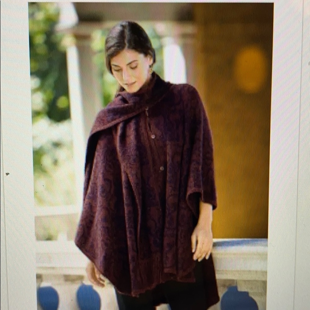 Novica reversible cloak .
